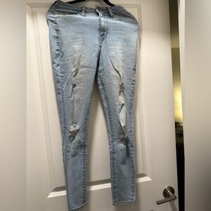 Forever 21 skinny jeans women’s size 26, distress jeans